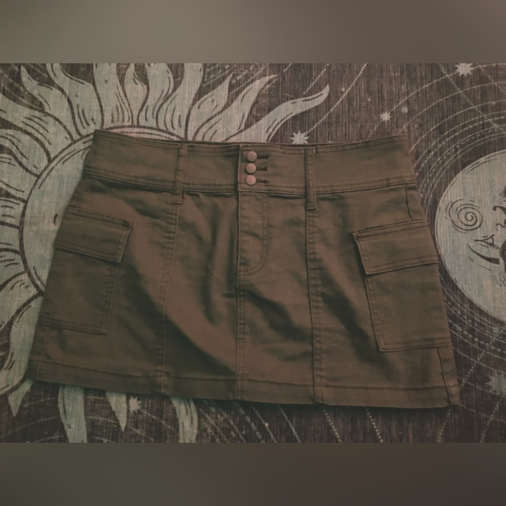 Army green cargo miniskirt. Size 11